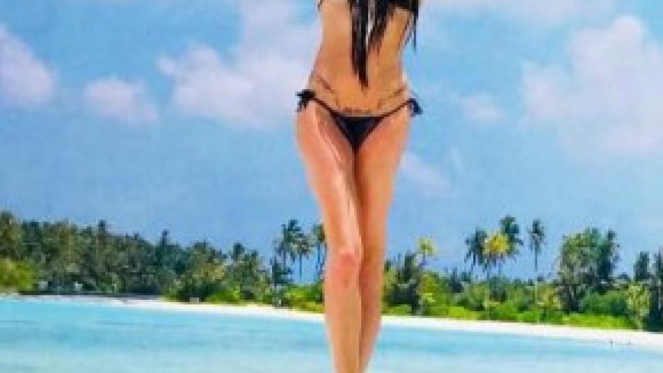 Деси Цонева разби с тяло на Малдивите (Вижте каква фигура показа по бански - Снимки от ваканцията й)