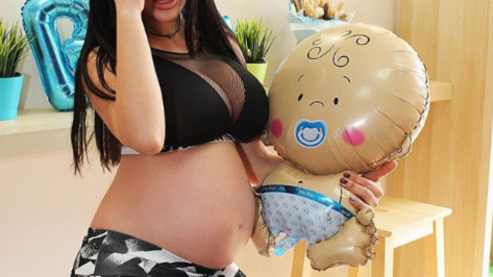 Лили Ангелова изпъчи голо бременно коремче (Вижте перфектната й форма - Фото)