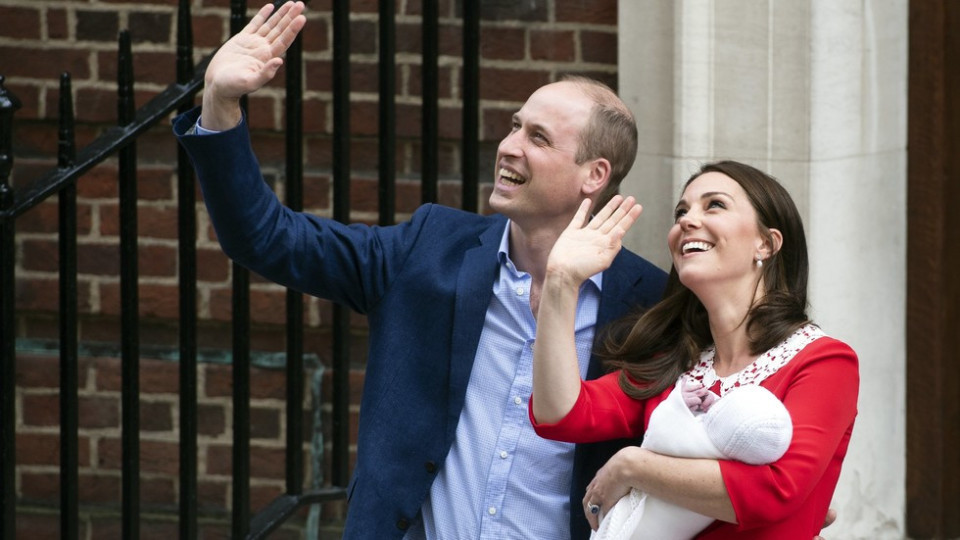 Кейт Мидълтън и принц Уилям показаха третото си дете (Ексклузивни снимки + видео на кралското бебе)