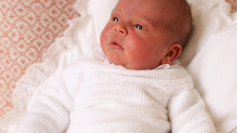 Принц Луи с първа официална фотосесия (Ексклузивни кадри на третото дете на Уилям и Кейт)