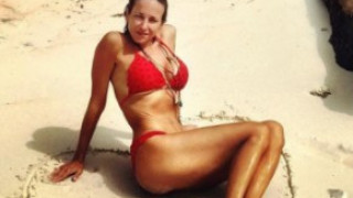 Алекс Раева разби със стегнато тяло по бански (Снимки от ваканцията й във Филипините)