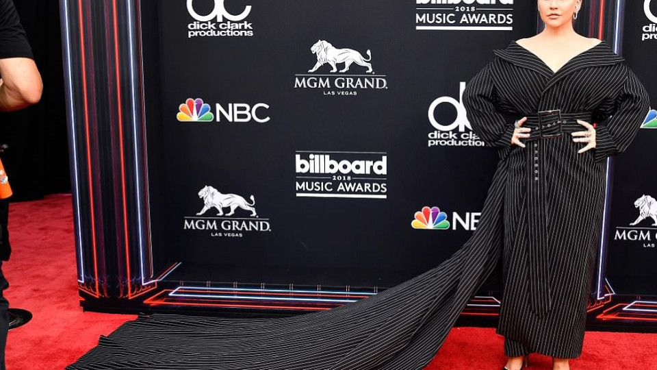 Кристина Агилера втрещи с визия на наградите Билборд (Вижте кои бяха най-зле облечените звезди - Снимки)