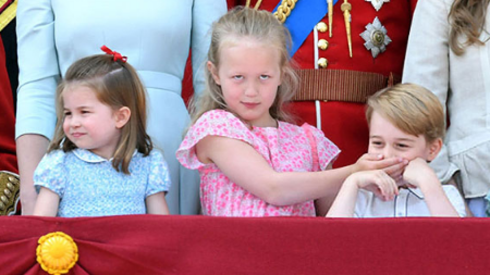 Джордж и Шарлот изнервиха Кейт на рождения ден на кралицата (Вижте как ги усмирява)
