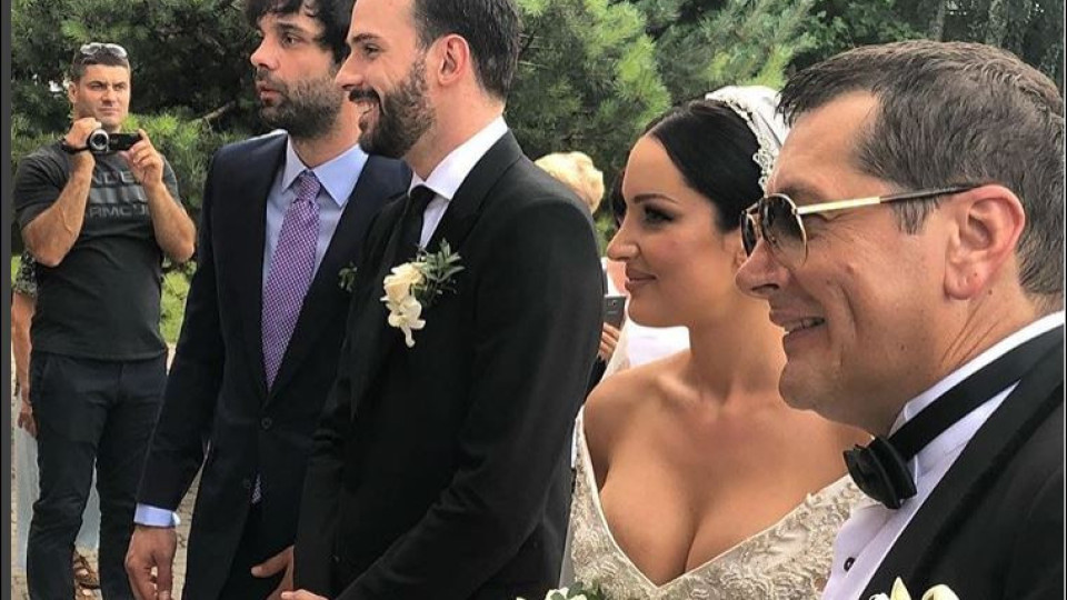 Синът на Лепа Брена се ожени с ромски оркестър и каляска (Още снимки и видео от сватбата)