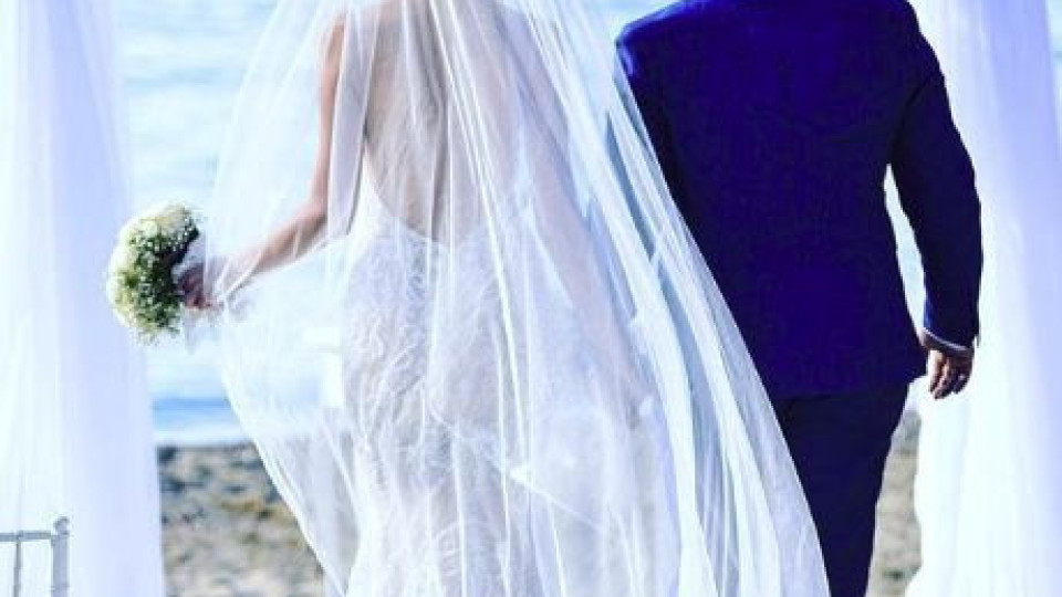 Антония Петрова пръсна 20 бона за булчинска рокля (Нови снимки от сватбата й)