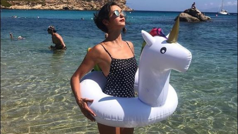 Нина Добрев с райска ваканция в Гърция (Показа супер тяло на плажа)