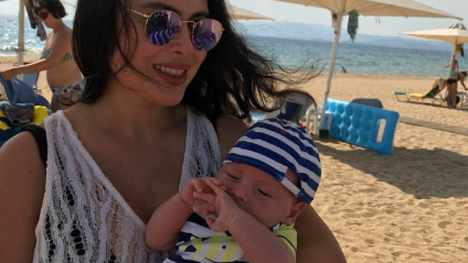 Лили Ангелова помъкна бебето по плажовете (Вижте как нехае за здравето му)