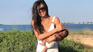 Андрей Арнаудов и Емануела с новороденото на море (Морски снимки с бебето)