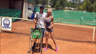 Русата Златка вае супер тяло с тенис (Вижте каква фигура показа на корта)