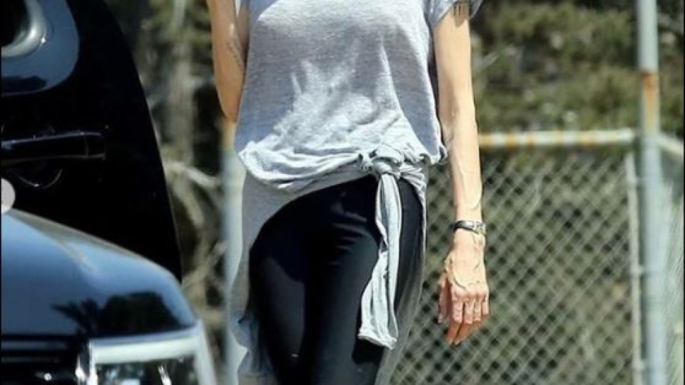 Болна ли е?! Анджелина Джоли рухна след скандалите с Брад (Актрисата заприлича на скелет)