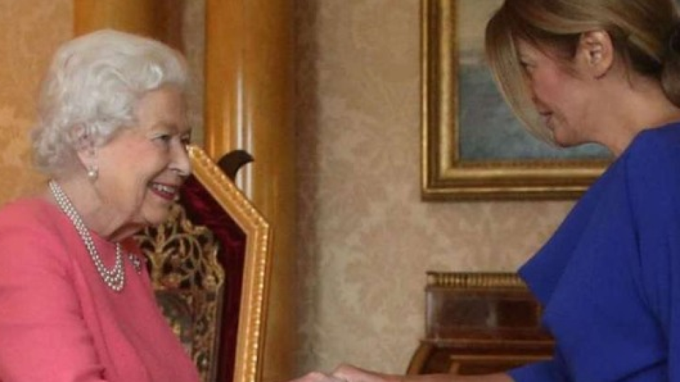 Деси Радева очарова Елизабет II с тоалет (Вижте ослепителната й визия - Снимки)