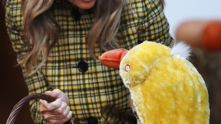 Мелания Тръмп блести на Хелоуин в Белия дом (Вижте как посрещна празника)