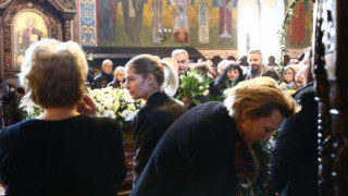 Алекс Сърчаджиева неутешима до ковчега на Иван Ласкин (Снимки)