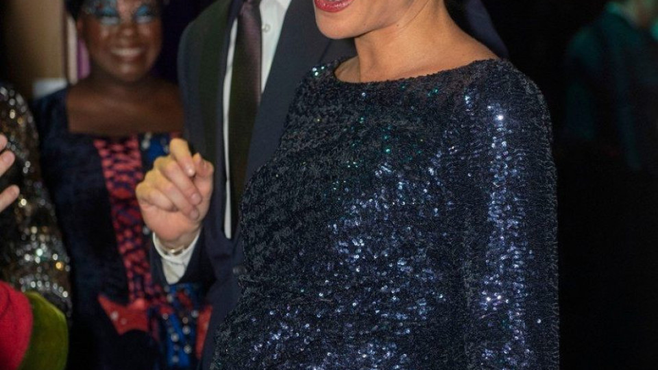 Бременната Меган Маркъл сияе по холивудски в Лондон (Вижте я на премиера с Хари – Снимки)