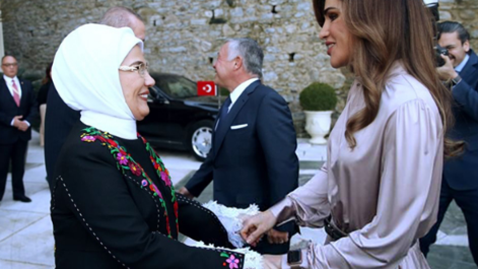 Кралица Рания сияе до Емине Ердоган (Вижте първите дами на Йордания и Турция - Снимки)