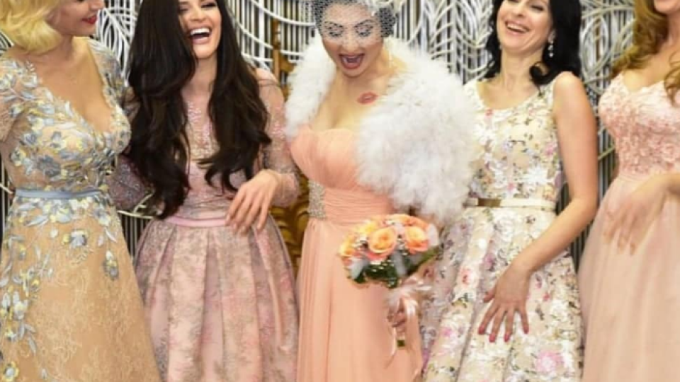 Софи Маринова и Гринго с две сватби (Вижте колко се изръси певицата за гражданската + Още снимки)