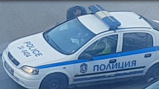 Ексклузивно! Корумпирани служители на МВР публично заснети как прибират рушвет! (СНИМКИ + ВИДЕО)