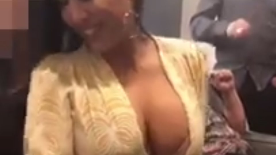 Джени Суши лъсна в скандален клип на партито за Кобрата (Видео + как Пулеви я попиляха)