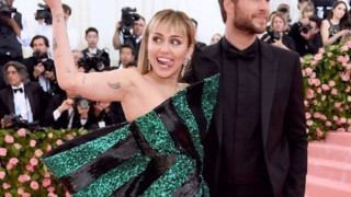 Майли Сайръс лъсна с бременно коремче на MET Gala (Вижте как се издаде)