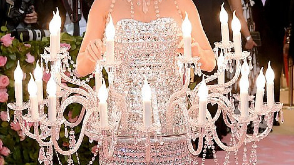 Кейти Пери облечена като... полилей на Met Gala (Вижте най-нелепите тоалети на звездите - Снимки)