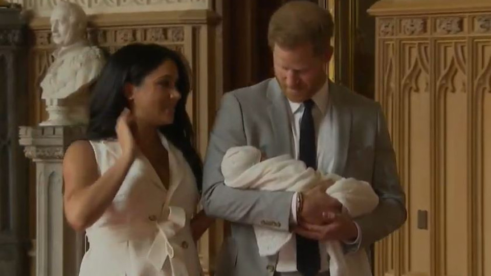 Меган и Хари показаха бебето (Ето ги първите снимки на наследника на Съсекс)