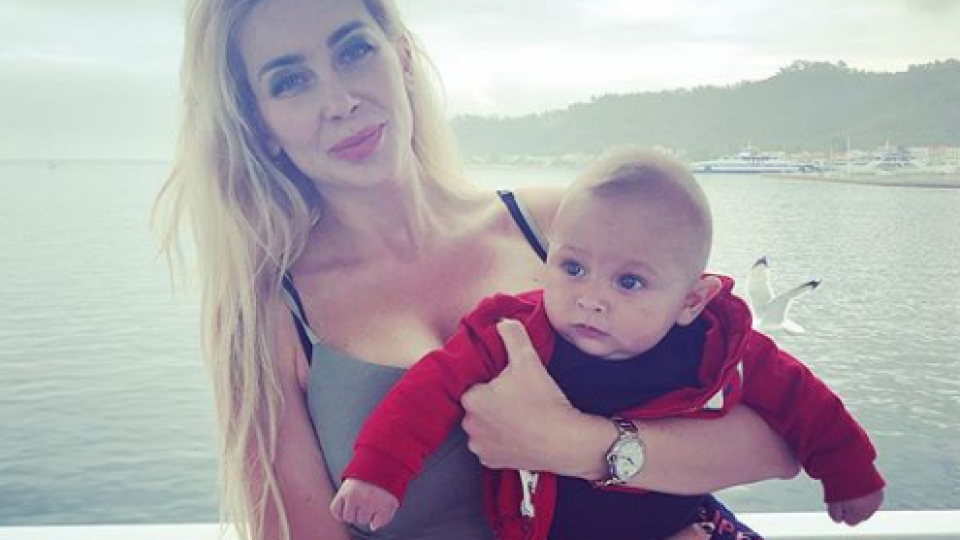 Антония Петрова заведе бебето на Тасос (Миската в топ форма по бански - Снимки)