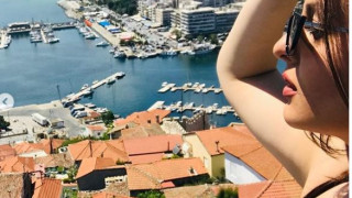 Симона Загорова откри летния сезон! (Щерката на Глория събира тен в Кавала)