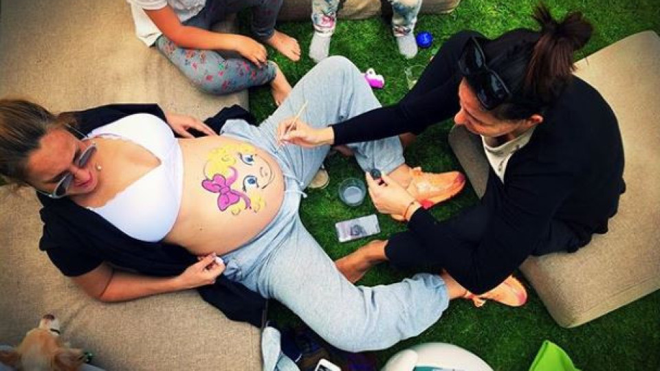 Бременната Алекс Раева разкри пола на бебето си (Певицата вече не крие коремчето си - Сладурско фото)