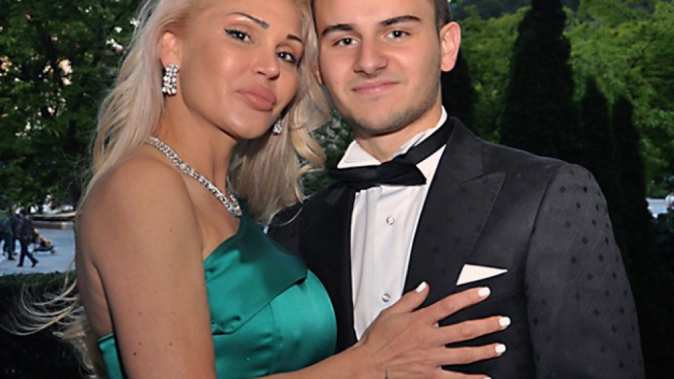 Евгения Борисова изпрати абитуриент (Вижте какъв красавец е по-малкия й син – Снимки)
