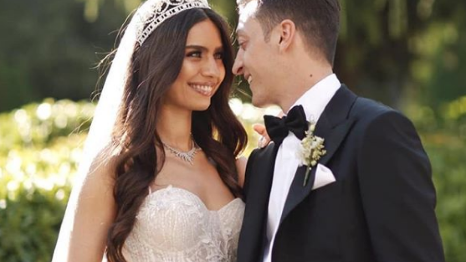 Нур от „Сега и завинаги” и Месут Йозил вдигнаха тежка сватба (Снимки от венчавката)