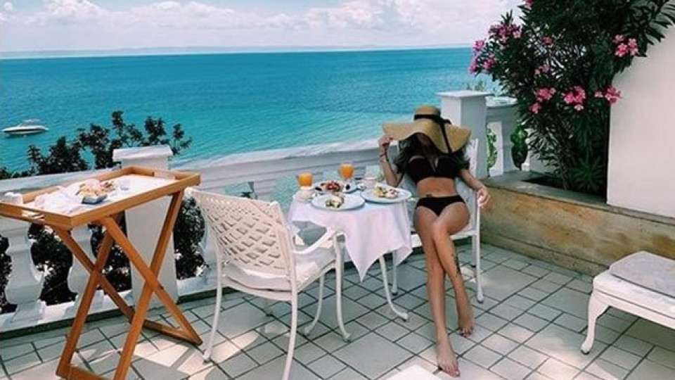 Християн Гущеров глези Светлана с частен плаж (Фото от ваканцията им)