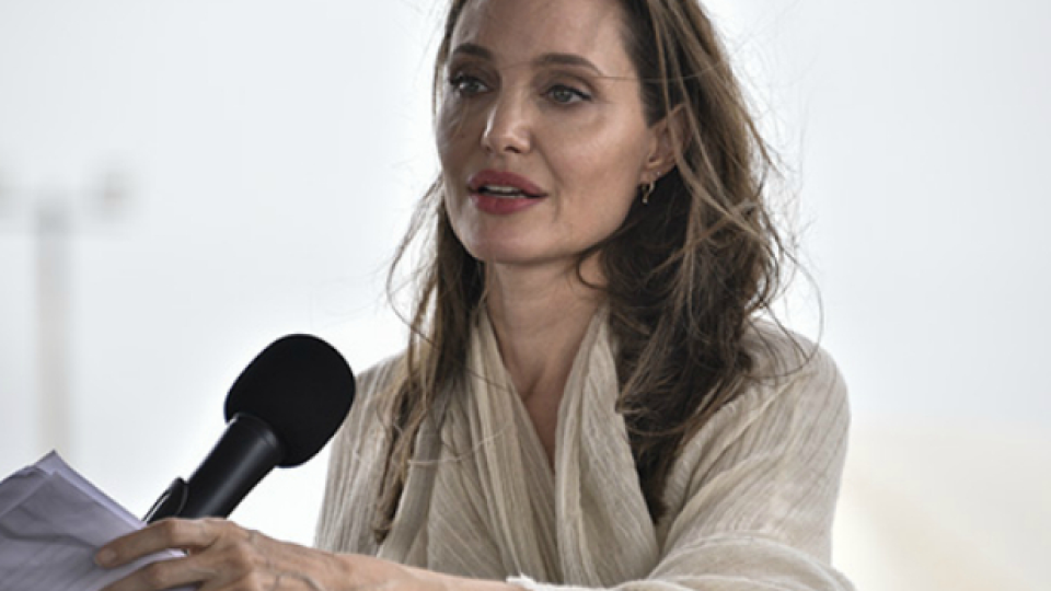 Анджелина Джоли припадна от слабост (Лекарите се боят за живота й - Подробности)