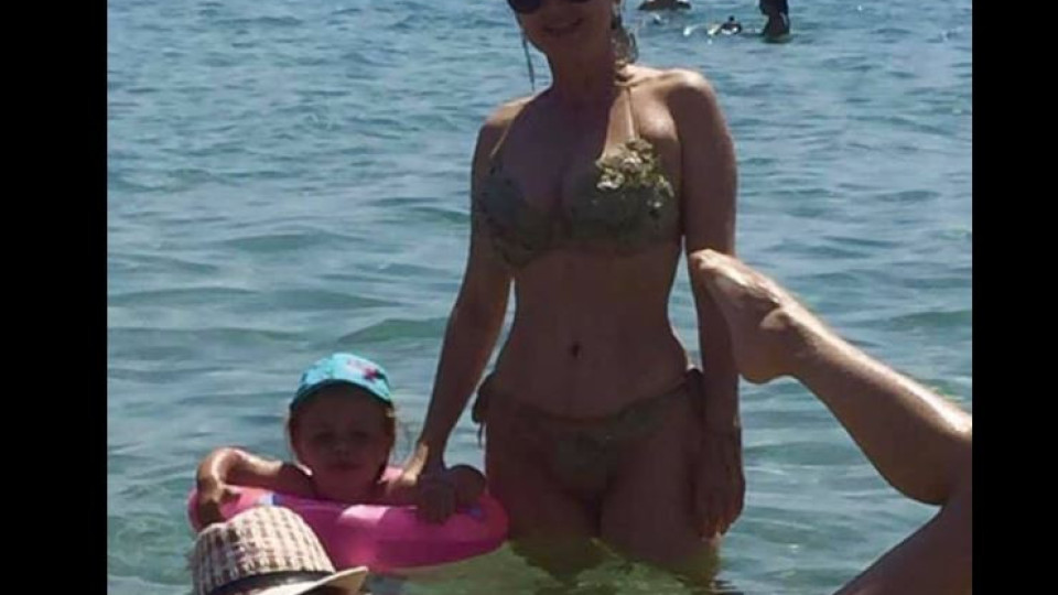 Илиана Раева на ваканция с внучката в Гърция (Гимнастичката показа топ форма на плажа)