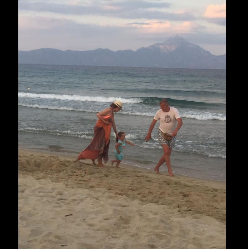 Илиана Раева на море с внучето, показа топ форма на плажа сн. Фейсбук