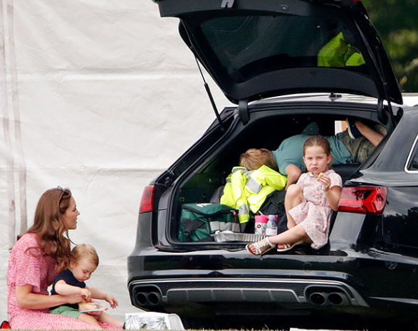 Кейт Мидълтън засенчи Меган като майка (Вижте как се грижи за децата си - Снимки) - Снимка 3