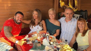 Златка Райкова като сестра с 50-годишната си майка (Фото от юбилея на бъдещата баба)