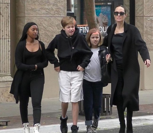 Анджелина Джоли: Не ми пука, че Шайло се облича като момче! (Вижте как възпитава децата си)