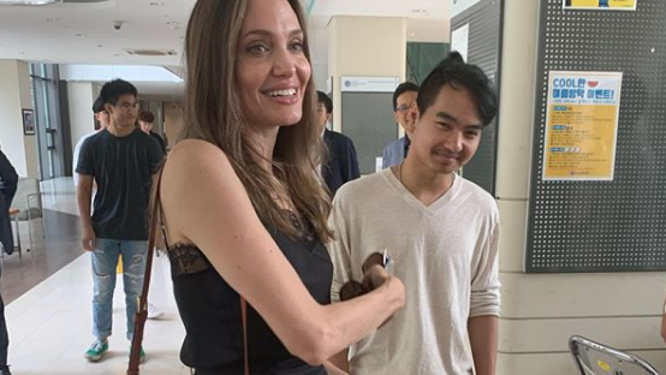 Анджелина Джоли се срина на раздяла с Мадокс (Вижте как плаче за сина си)