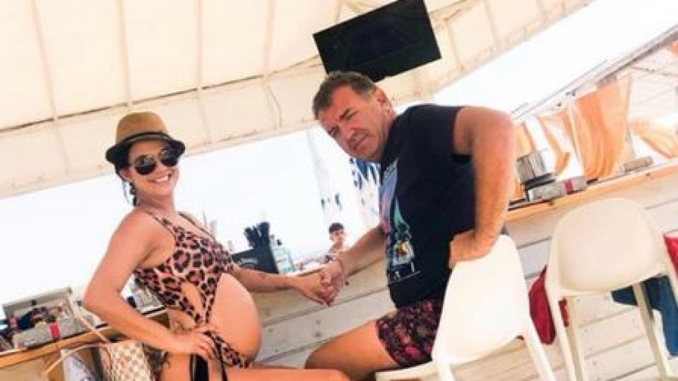 Бременната Деси Цонева сияе на плажа с Явор Стефанов: Щастливи сме! (Вижте я по бански - Фото)