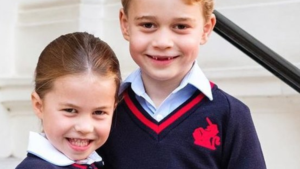 Принцеса Шарлот тръгна на училище (Вижте какви сладури са с Джордж в униформи - Снимки)