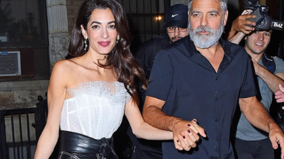 Амал Клуни и Джордж празнуват пета годишнина от сватбата (Вижте ги колко са влюбени)