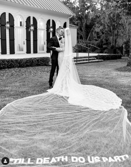 Хейли Бийбър с воал уникат на сватбата си (Вижте как се обясни на Джъстин - Нови снимки) - Снимка 2