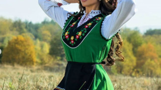 Райна прати Хелоуин в историята (Певицата засрами колежките си навръх Вси светии)