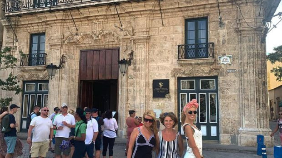 Натали Трифонова обикаля Куба на кокили (Красавицата шашна със сексапил и неудачно високи обувки - Снимки)