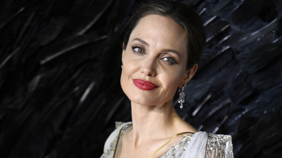 Бомба! Анджелина Джоли смени Брад с... жена! (Актрисата и като млада имала връзки с жени)