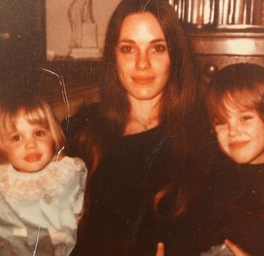 Анджелина Джоли копие на майка си (Вижте каква красавица била Маршелин Бертран - Снимки) - Снимка 2