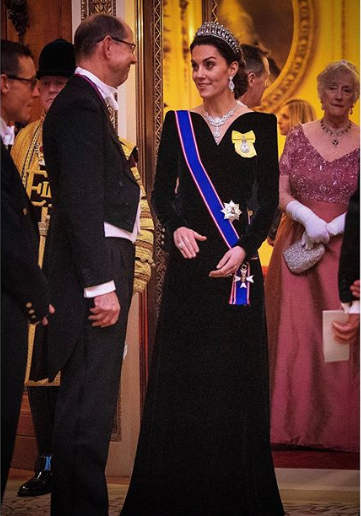 Кейт Мидълтън като кралица на прием в Бъкингам (Херцогинята се подготвя за трона - Снимки) - Снимка 2