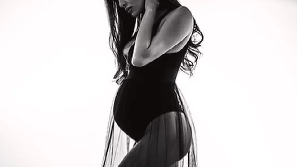 Бременната Ива Русинова ослепителна в 9-я месец (Половинката на Ангел Караньотов качила едва 8кг - Снимки)