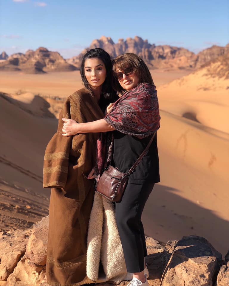 Мегз и майка й на почивка в Йордания (Дизайнерката рекламира палтата си насред жегата в пустинята - Снимки) - Снимка 2
