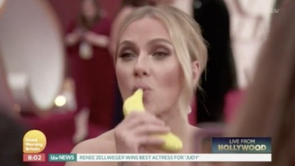 Скарлет Йохансон не спира да пие по време на Оскарите (Актрисата тайно внесе алкохол на церемонията - Снимки)